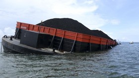 Kapal Tongkang Nyaris Tenggelam di Perairan Karimun Riau Dievakuasi