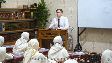 img-title Bikin Ngakak, Youtuber Bule Ini Kaget Saat Masuk Pesantren Putri