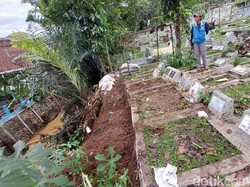 Tanah Tergerus Longsor, 4 Makam di TPU Cikutra Bandung Dipindahkan