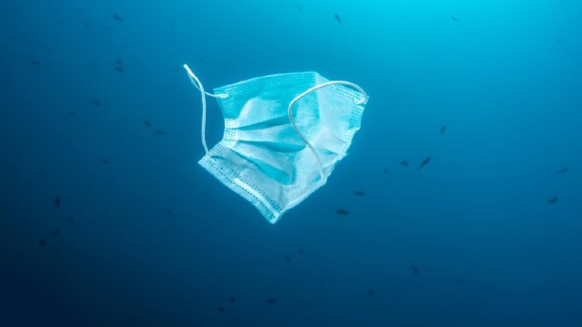 Pandemi Covid-19 telah membuat penggunaan masker sekali pakai dan sarung tangan meningkat. Kini, jutaan ton sampah berenang di lautan.
