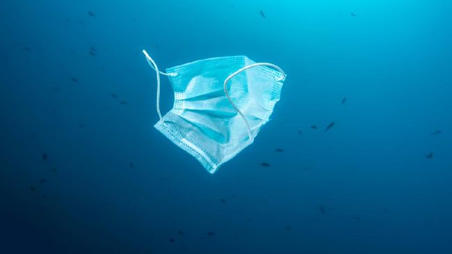 9,2 Juta Ton Sampah Pandemi 'Berenang' di Lautan Pandemi Covid-19 telah membuat penggunaan masker sekali pakai dan sarung tangan meningkat. Kini, jutaan ton sampah berenang di lautan.
