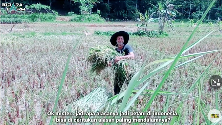 Michael, Bule Petani dan Peternak di Tasikmalaya