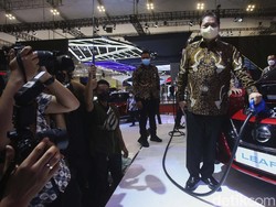 Momen Airlangga Jajal Mobil Listrik Mungil BMW i3S di GIIAS 2021