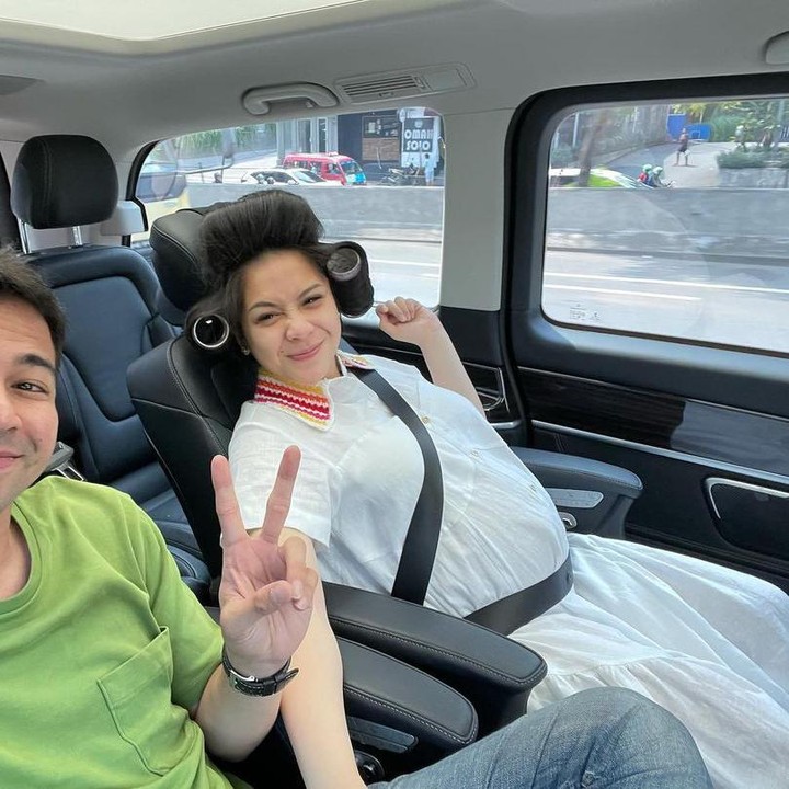 <p>Raffi pun terlihat sering menemani Nagita. (Foto: Instagram @raffinagita1717)</p>
