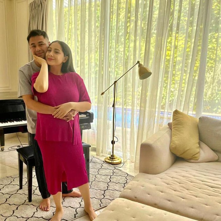 <p>Raffi dan Nagita juga sering mengunggah momen kebersamaan keduanya. Salah satunya foto maternity shoot ini, Bunda. (Foto: Instagram @raffinagita1717)</p>