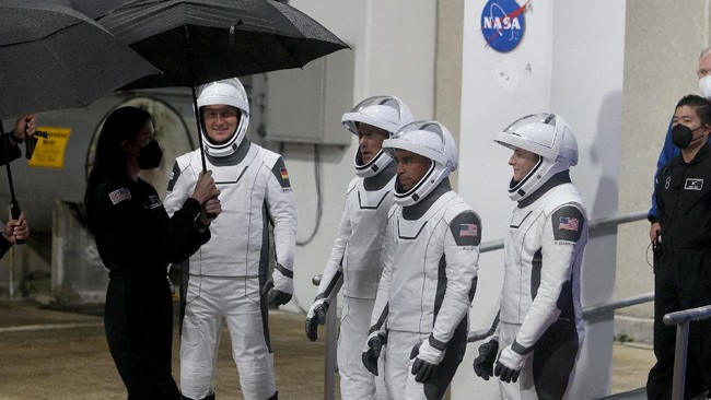 SpaceX dan NASA memberangkatkan kloter ketiga misi kerjasama ke ISS. Mereka terdiri dari empat astronaut, tergabung sebagai Crew-3.