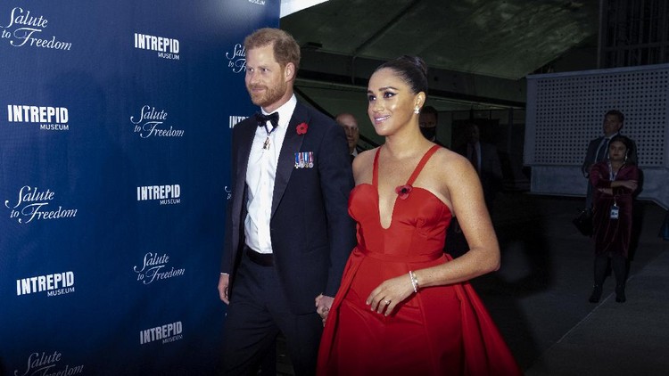 Prince Harry and Meghan Markle, Duke and Duchess of Sussex, greet Stephen Rudinski, right, a Valor Award recipient, and others, as they arrive at the Intrepid Sea, Air & Space Museum for the Salute to Freedom Gala Wednesday, Nov. 10, 2021, in New York. The Duke of Sussex will also present the inaugural Intrepid Valor Award to five service members, veterans and their military families. Valor Award recipients Barbara Block, center left, and Master Sgt. Kyle Hines, center right, look on.  (AP Photo/Craig Ruttle)