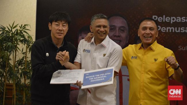Shin Tae Yong dapat bonus sebesar 2.500 dolar atau setara Rp35 juta dari PSSI karena bawa Timnas Indonesia lolos ke Kualifikasi Piala Asia 2023.