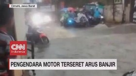 VIDEO: Pengendara Motor Terseret Arus Banjir