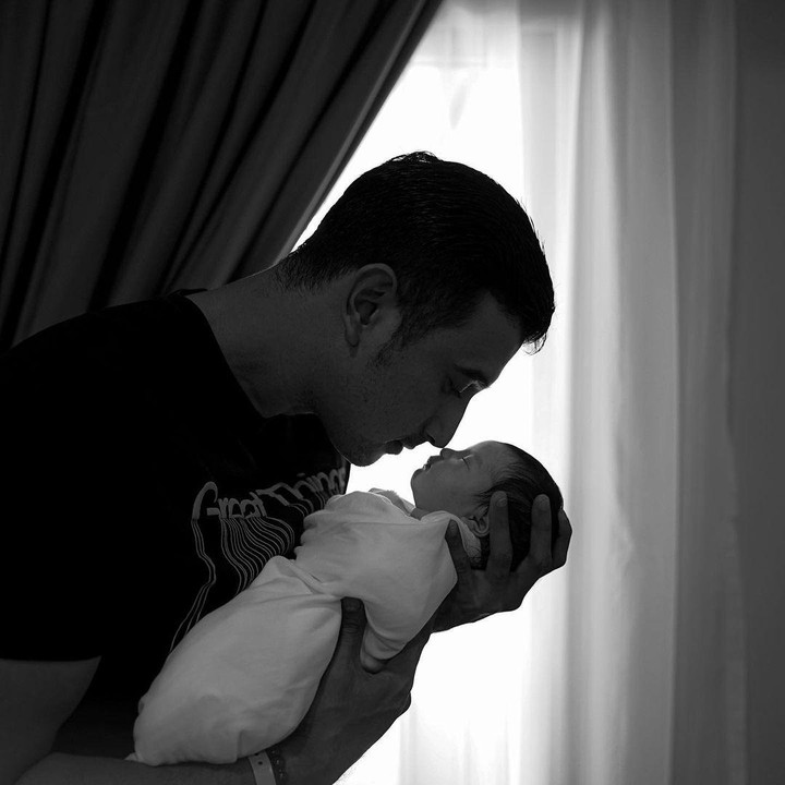 <p>Baru saja dikaruniai seorang putri kecil bernama Guzelim Aracelli Ali Syakieb, Bunda. Pesona Ali Syakieb sebagai sosok Ayah sudah terpancar, nih. (Foto: Instagram: @alisyakieb)</p>