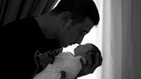 <p>Ali Syakieb tengah berbahagia menyambut kelahiran putri pertamanya bersama Margin Wieheerm. Ali kini resmi berstatus menjadi seorang ayah. Anak perempuan Ali Syakieb lahir pada Senin (1/11/21), Bunda. Dari postingan Ali di Instagram, tampaknya kebahagiaannya tak lagi bisa terbendung. Di foto perdana bersama putrinya, terlihat Ali memandang bayinya dengan penuh cinta.</p>
