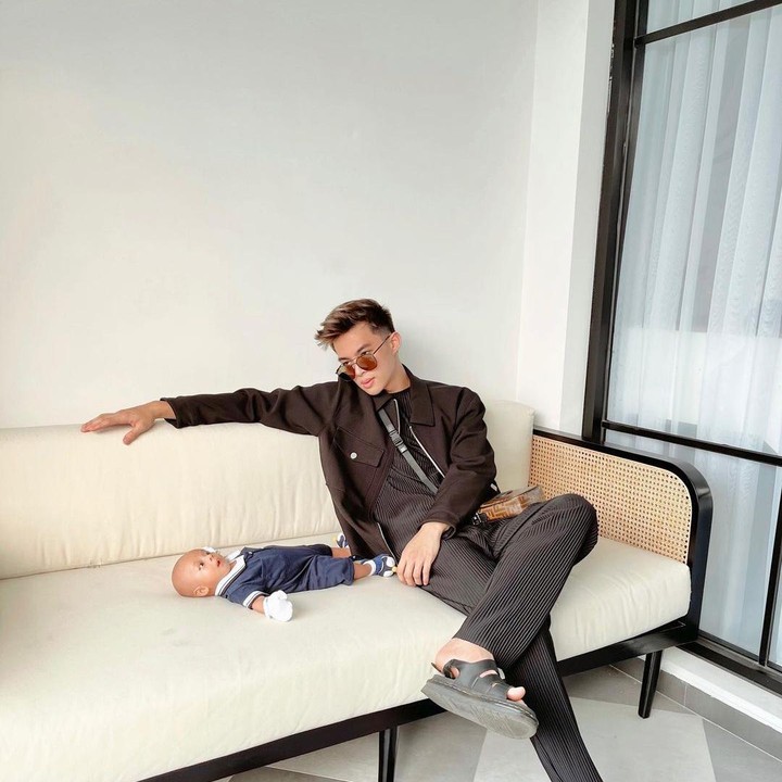 <p>Rey Mbayang baru saja menjadi Ayah di tahun 2021 ini, Bunda. Rey sudah sangat mahir menjaga dan merawat sang anak, nih. (Foto: Instagram: @rey_mbayang)</p>