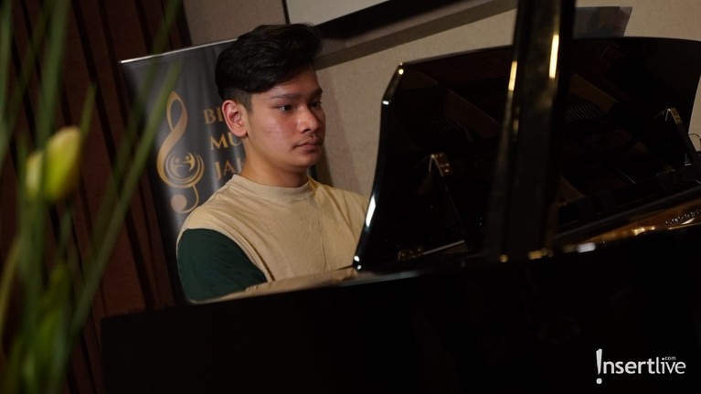 Potret Rizal Liannto Peserta IMB 2021 Saat Latihan Indonesia Mencari Bakat 2021 telah memasuki babak eliminasi, Rizal Liannto pun tampak serius menjalani latihan. Yuk intip!