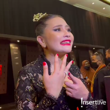 Pamer Cincin Berlian, Prilly Latuconsina Resmi Tunangan?