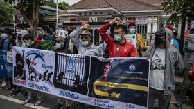 Ratusan Pengungsi Afghanistan Demo Kemenkumham Jatim