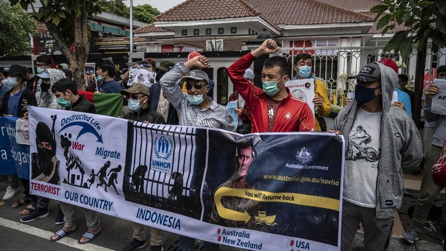 Ratusan pengungsi internasional asal Afganistan yang tinggal di Tempat Penampungan Puspa Agro mendatangi Kanwil Kemenkumham Jatim di Surabaya.