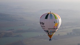 FOTO: Rekor Dunia Berdiri di Atas Balon Udara