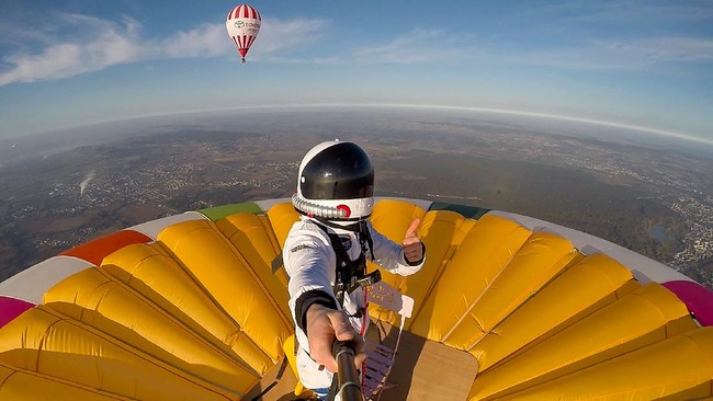 FOTO: Rekor Dunia Berdiri di Atas Balon Udara