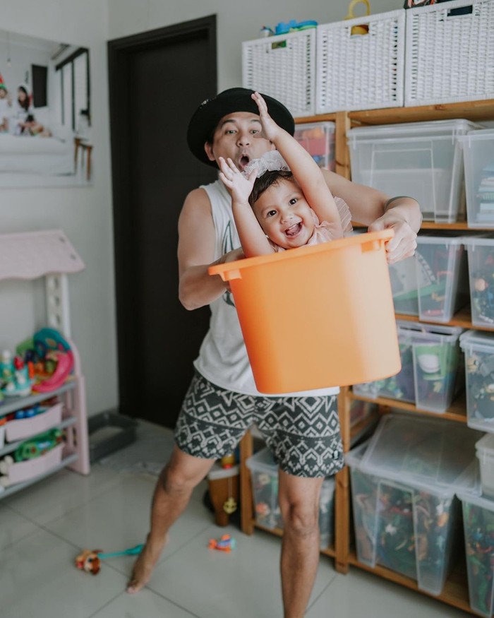 Selain memiliki putra yang tampan, Ryan Delon juga memiliki anak perempuan yang sangat menggemaskan! Ryan Delon sering membagikan potret dirinya bersama sang anak yang kompak bermain bersama. / Foto: instagram.com/@tail_wagging
