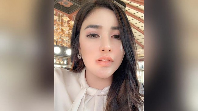 Shandy Purnamasari sekarang ini dikenal sebagai crazy rich asal Malang berkat bisnis produk kecantikan MS Glow yang didirikannya 2013 lalu. Berikut kisahnya.