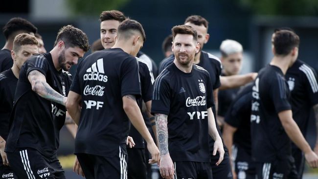 Megabintang Lionel Messi disebut marah-marah kepada skuad timnas Argentina usai tahu rekan satu timnya Alexis Mac Allister dipanggil 'jahe'.