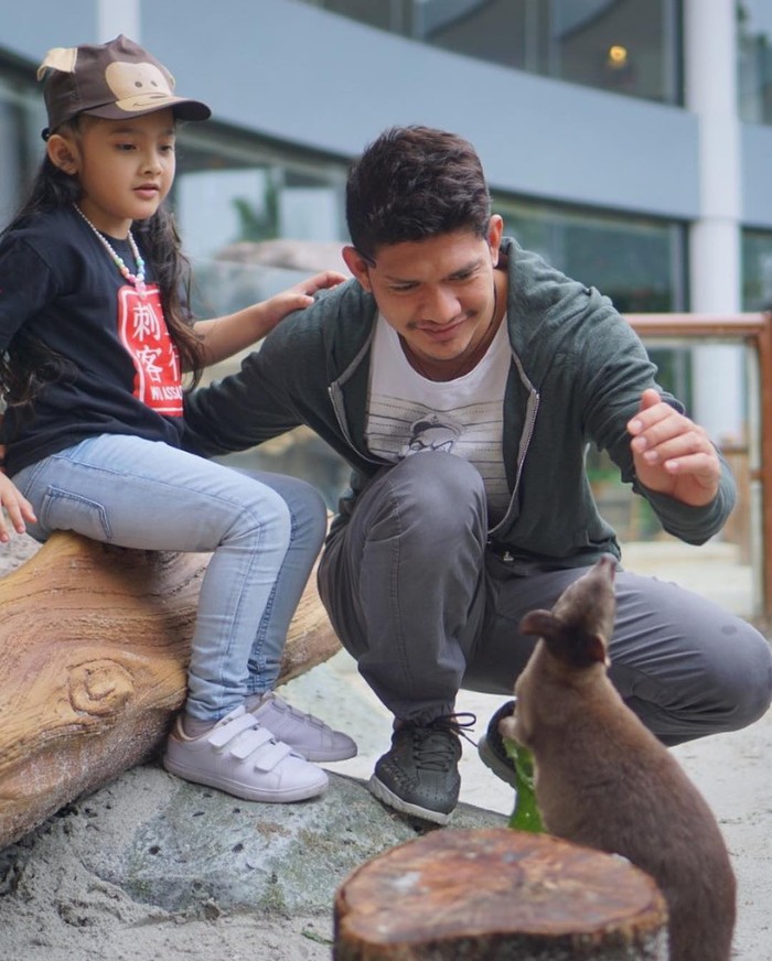 Tak hanya memiliki gelar sebagai aktor laga internasional, Iko Uwais juga seorang ayah muda yang memiliki 2 anak perempuan. Iko Uwais sering menghabiskan waktu bersama anak perempuannya termasuk untuk bertamasya. / Foto: instagram.com/@iko.uwais