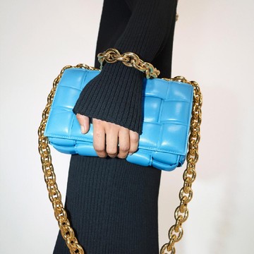 Deretan Aksesori Ikonis dan Unik dari Bottega Veneta! Ada Sepatu yang Terinspirasi Mi Instan?