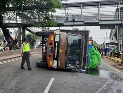Truk Muatan Garam Terguling di Jl Daan Mogot, Lalin ke Tangerang Macet