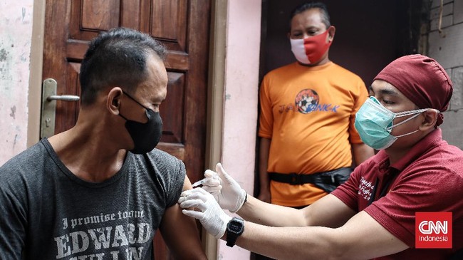 Kemenkes menyebut pandemi Covid-19 dapat turun level kewaspadaan wabah menjadi endemi jika 70-100 persen warga telah menerima vaksin secara lengkap.