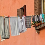 5 Kiat Mengeringkan Pakaian di Musim Hujan Agar Tidak Bau Apek! Mudah dan Cepat