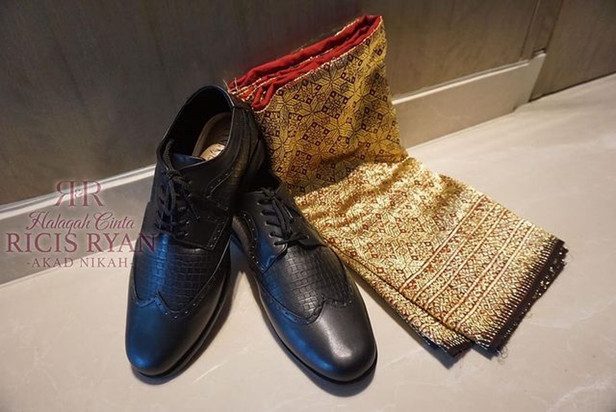 Ria Ricis dan Teuku Ryan resmi menjadi sepasang suami istri hari ini Jumat &lpar;12&sol;11&rpar;&period; Intip detail busana pengantin mereka&excl;