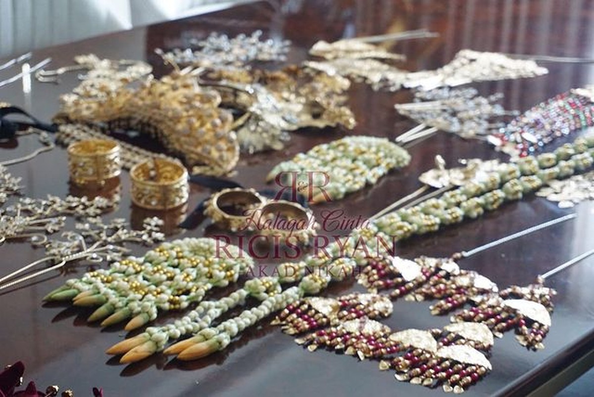 Ria Ricis dan Teuku Ryan resmi menjadi sepasang suami istri hari ini Jumat &lpar;12&sol;11&rpar;&period; Intip detail busana pengantin mereka&excl;