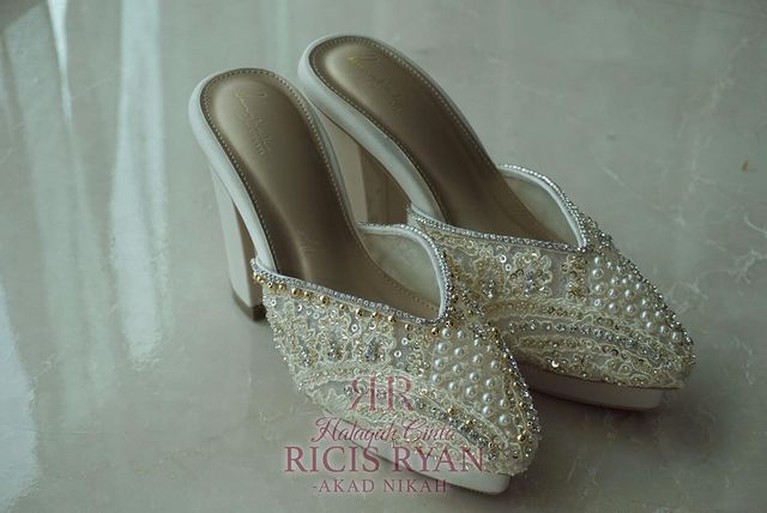 Ria Ricis dan Teuku Ryan resmi menjadi sepasang suami istri hari ini Jumat (12/11). Intip detail busana pengantin mereka!
