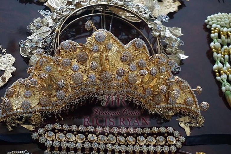 6 Detail Busana Pengantin Adat Palembang Ria Ricis & Teuku Ryan Ria Ricis dan Teuku Ryan resmi menjadi sepasang suami istri hari ini Jumat (12/11). Intip detail busana pengantin mereka!