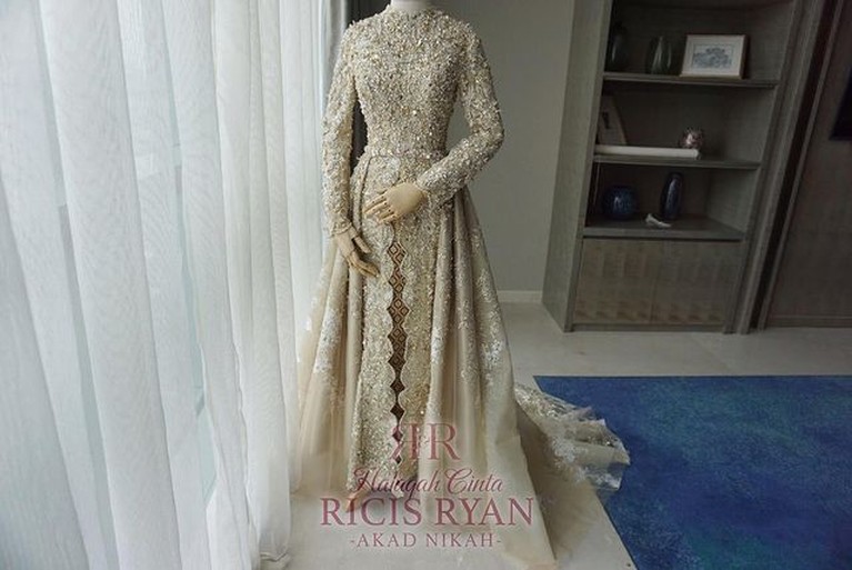 Ria Ricis dan Teuku Ryan resmi menjadi sepasang suami istri hari ini Jumat (12/11). Intip detail busana pengantin mereka!