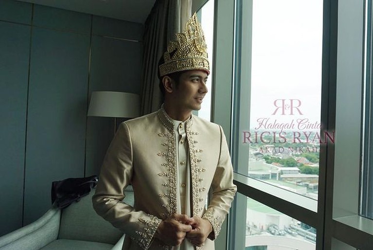 Ria Ricis dan Teuku Ryan resmi menjadi sepasang suami istri hari ini Jumat (12/11). Intip detail busana pengantin mereka!