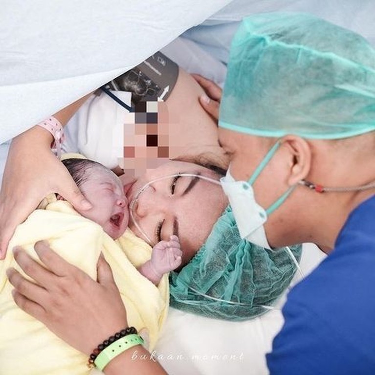 6 Momen Haru Arief Pangestika Istri Arief Muhammad Lahirkan Anak Kedua Kabar bahagia tengah dirasakan keluarga Arief Muhammad, istrinya telah melahirkan anak kedua mereka. Yuk intip potretnya!