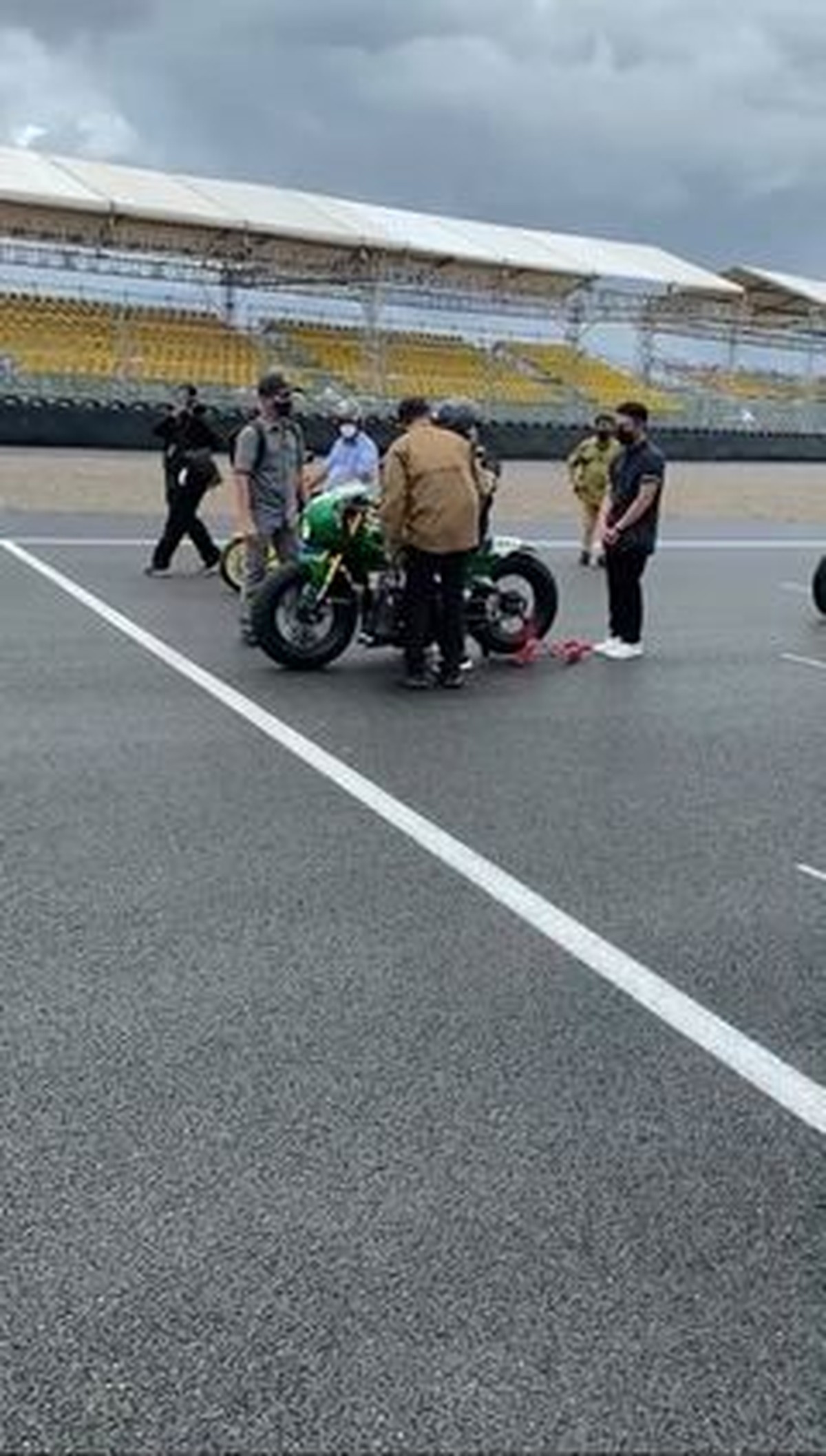 7 Detik-detik Jokowi Tunggangi Motor di Sirkuit Mandalika