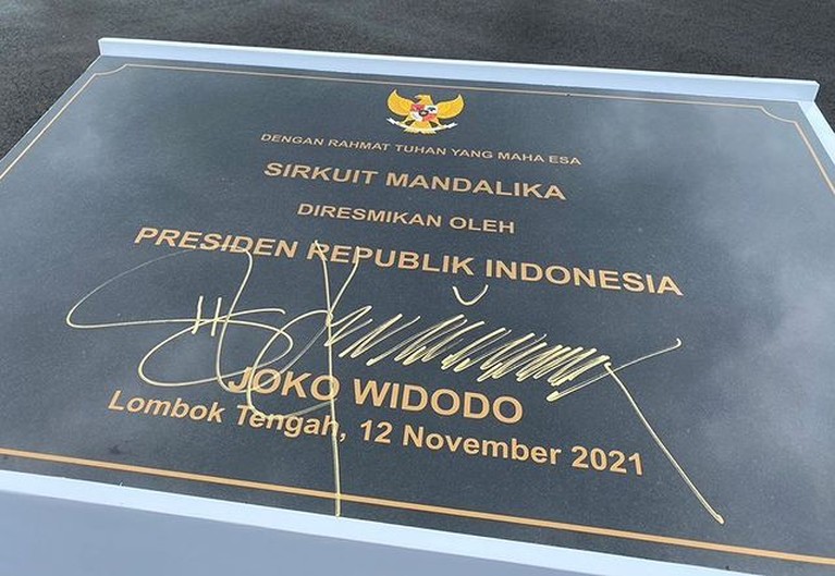 7 Detik-detik Jokowi Tunggangi Motor di Sirkuit Mandalika 7 Detik-detik Jokowi Tunggangi Motor di Sirkuit Mandalika
