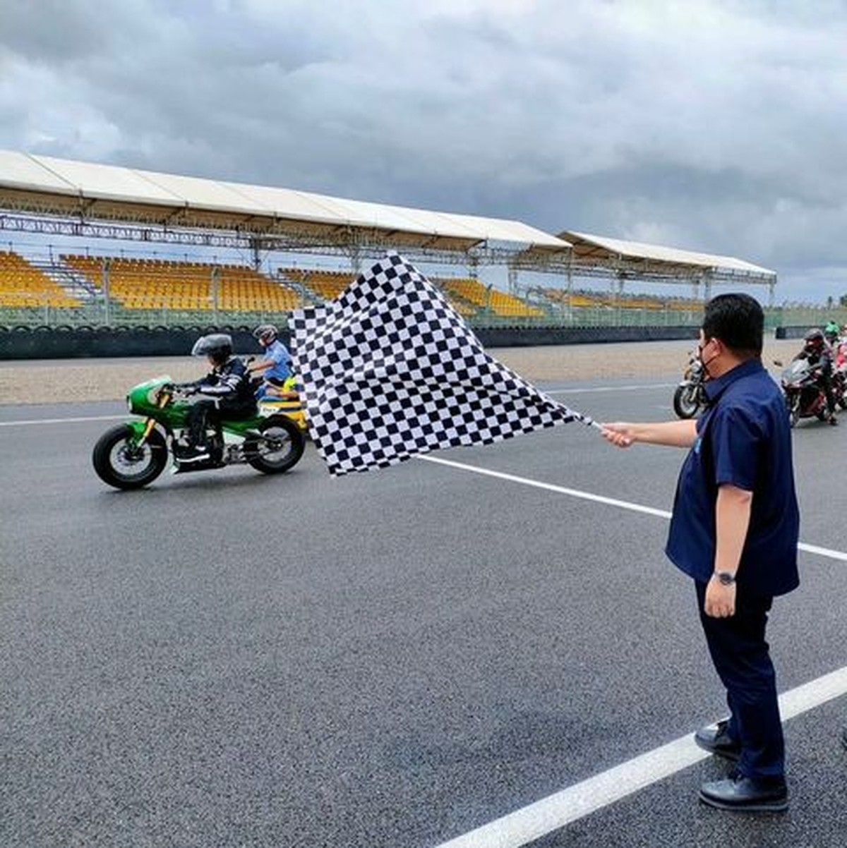 7 Detik-detik Jokowi Tunggangi Motor di Sirkuit Mandalika