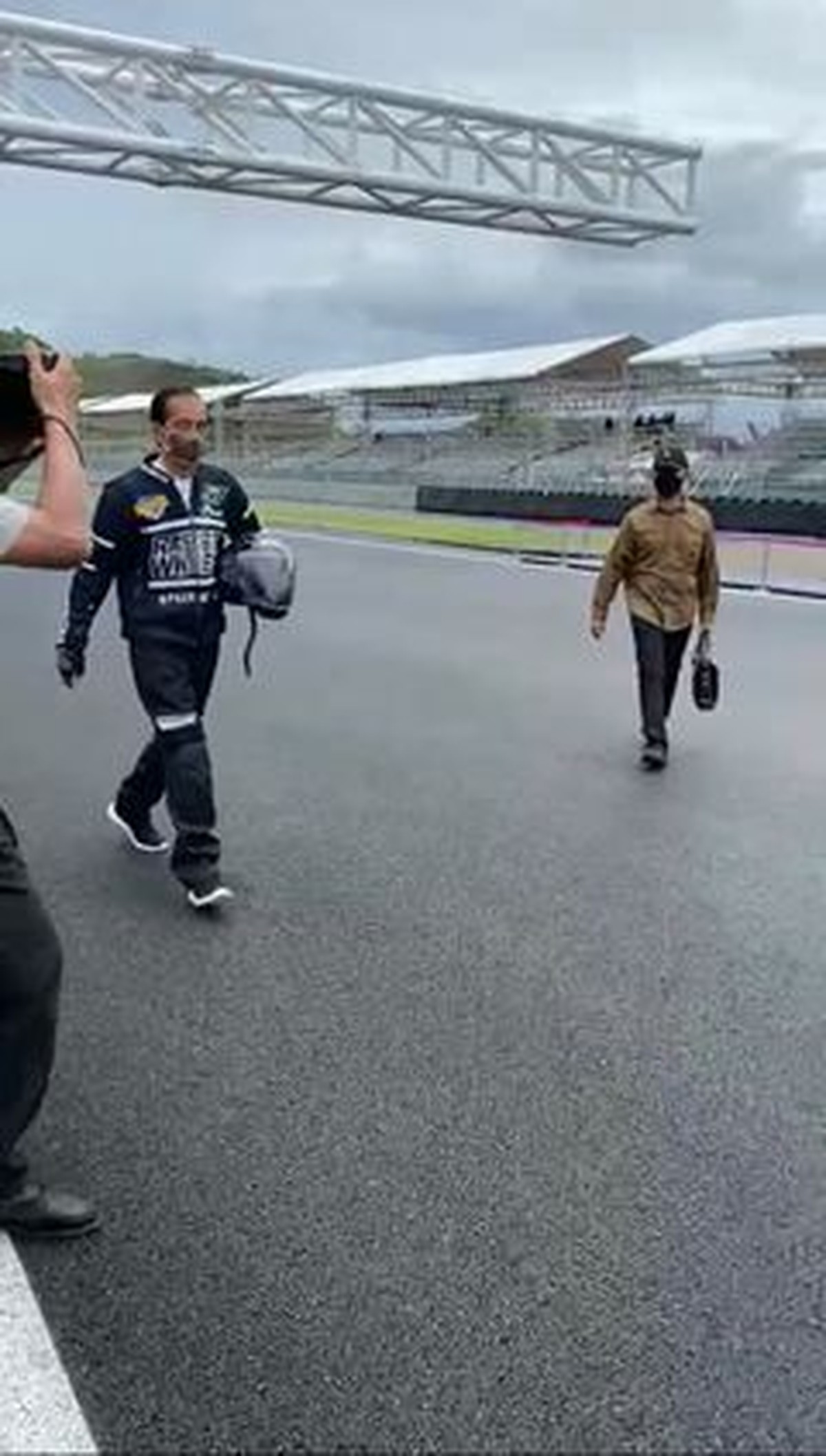 7 Detik-detik Jokowi Tunggangi Motor di Sirkuit Mandalika