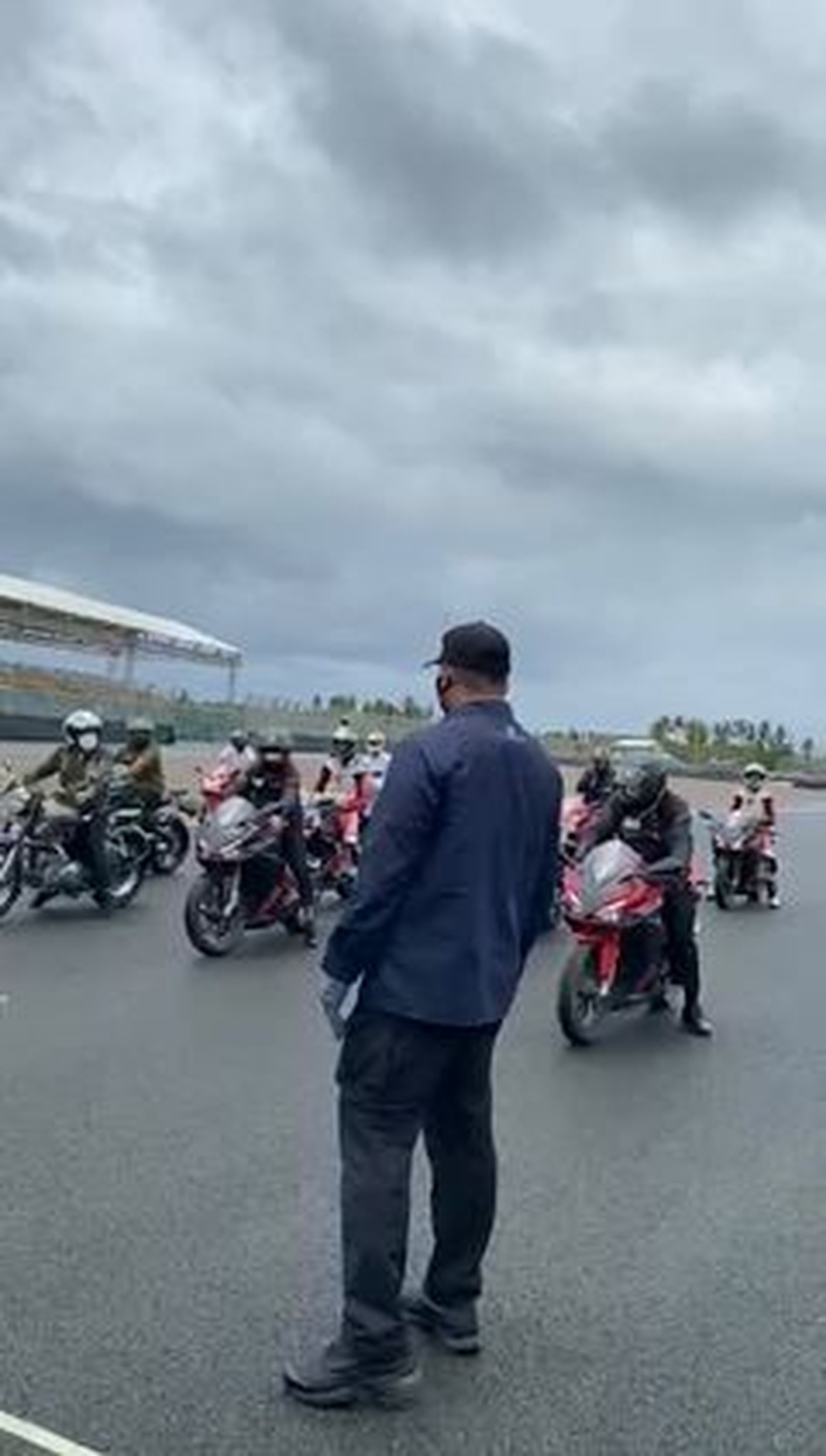 7 Detik-detik Jokowi Tunggangi Motor di Sirkuit Mandalika