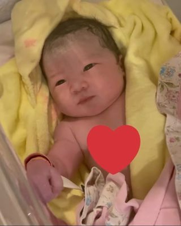 Arief Muhammad dan Tiara Pangestika tengah berbahagia atas kelahiran anak kedua mereka. Yuk intip foto baby Mecca yang punya dua gigi!