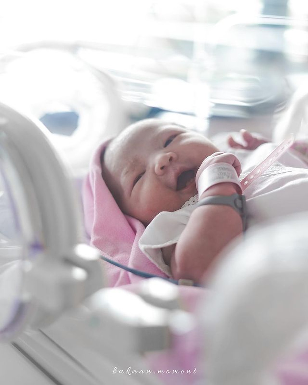 Arief Muhammad dan Tiara Pangestika tengah berbahagia atas kelahiran anak kedua mereka&period; Yuk intip foto baby Mecca yang punya dua gigi&excl;