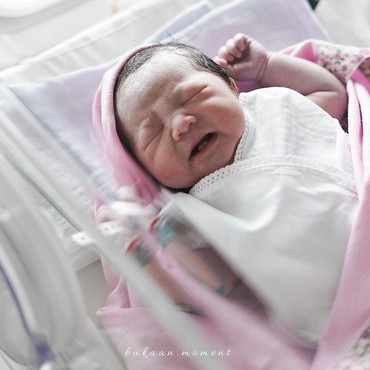7 Foto Baby Mecca Anak Arief Muhammad yang Baru Lahir & Punya Dua Gigi