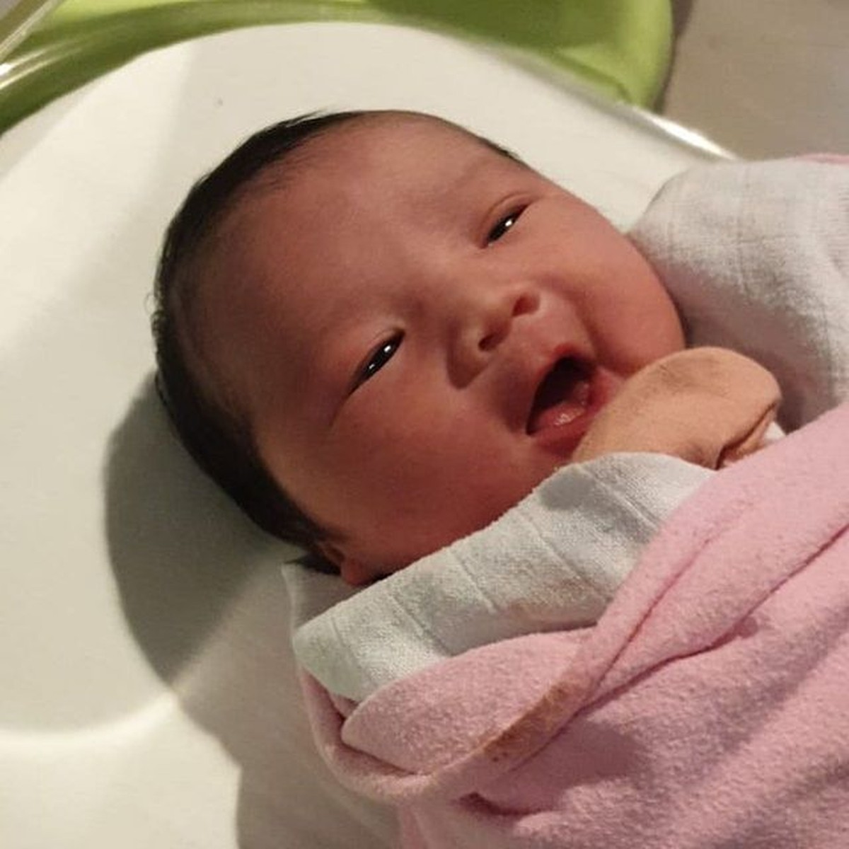 Arief Muhammad dan Tiara Pangestika tengah berbahagia atas kelahiran anak kedua mereka&period; Yuk intip foto baby Mecca yang punya dua gigi&excl;