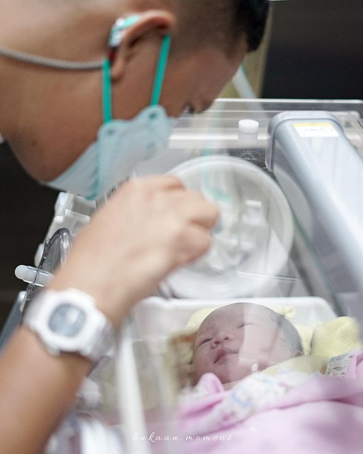 Arief Muhammad dan Tiara Pangestika tengah berbahagia atas kelahiran anak kedua mereka&period; Yuk intip foto baby Mecca yang punya dua gigi&excl;