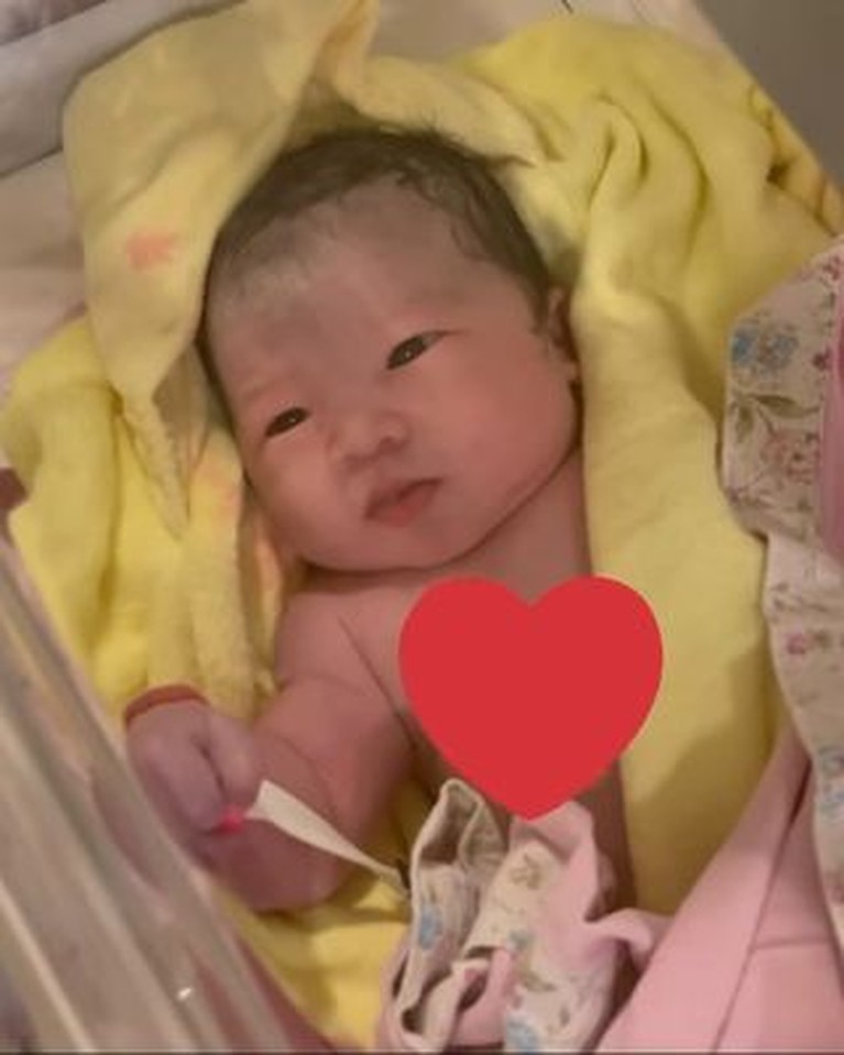 Arief Muhammad dan Tiara Pangestika tengah berbahagia atas kelahiran anak kedua mereka. Yuk intip foto baby Mecca yang punya dua gigi!