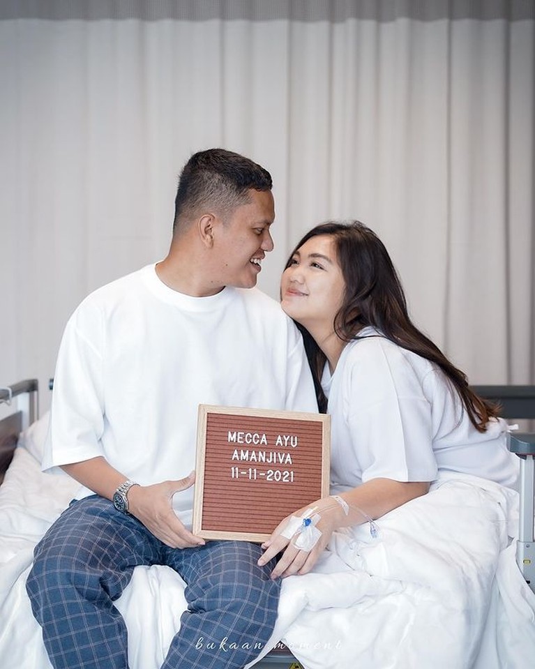 7 Momen Haru Tiara Pangestika Istri Arief Muhammad Lahirkan Anak Kedua Kabar bahagia tengah dirasakan keluarga Arief Muhammad, istrinya telah melahirkan anak kedua mereka. Yuk intip potretnya!