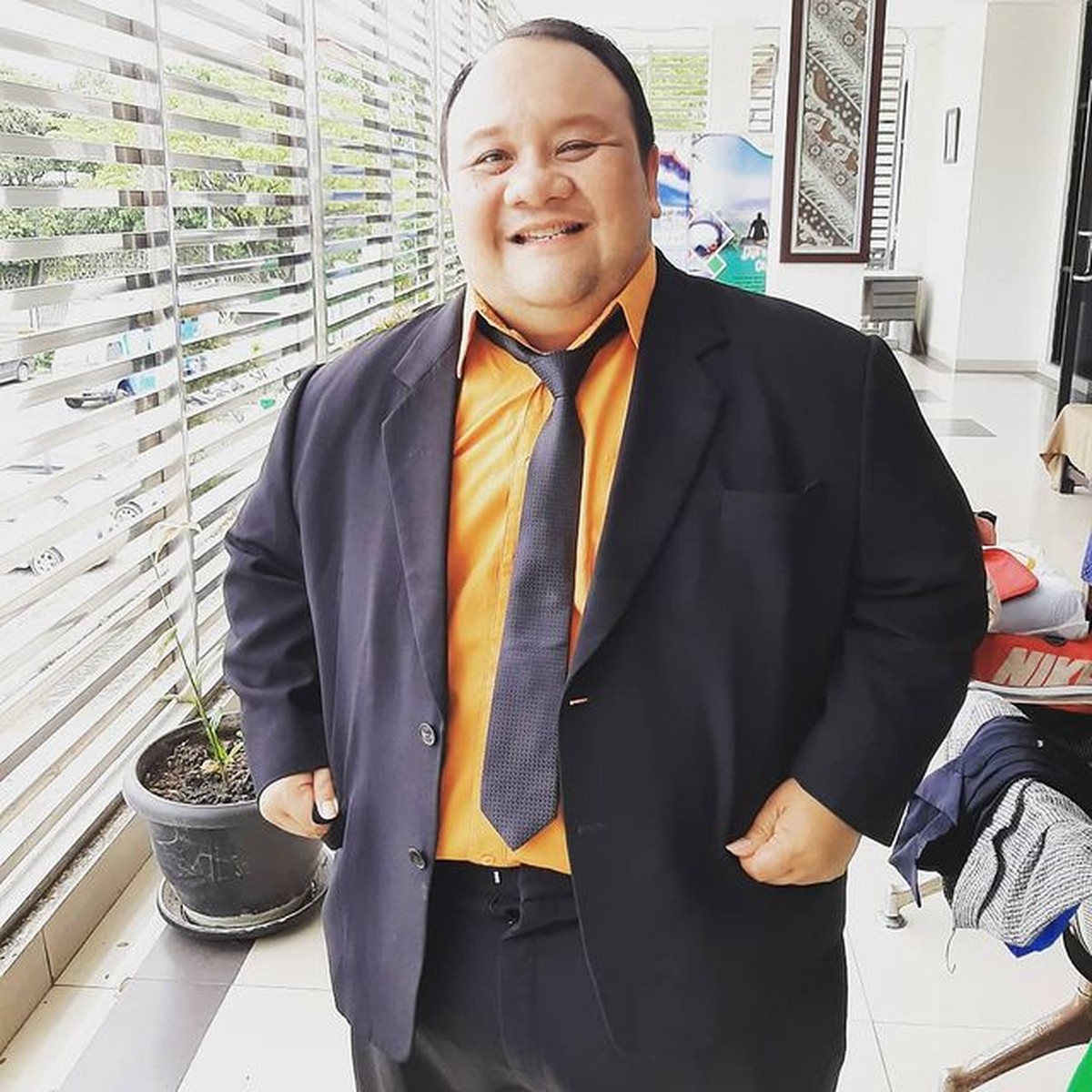 Kabar duka menyelimuti dunia hiburan Tanah Air&comma; aktor sekaligus komedian Roni Dozer meninggal dunia Kamis &lpar;11&sol;11&rpar;&period; Yuk intip potretnya&excl;